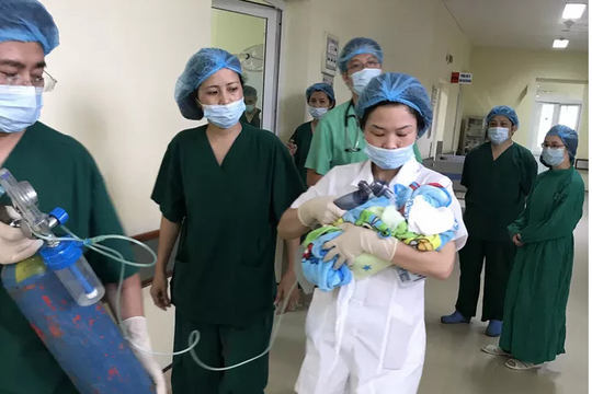 Nghẹn ngào câu chuyện mẹ trẻ ung thư vú giai đoạn cuối nhường sự sống cho con