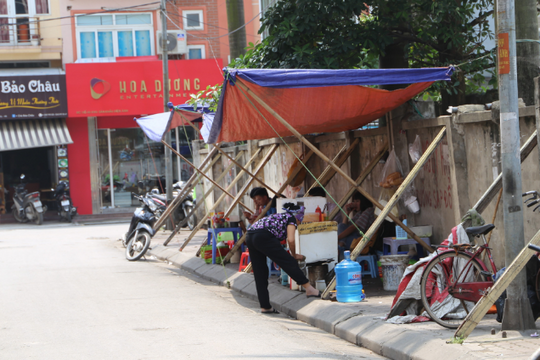 Ảnh: Rùng mình cảnh người dân Hà Nội ngồi trà đá vỉa hè dưới dãy tường chờ sập