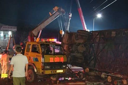 Lật xe khách tại Đồng Nai, 19 người thương vong