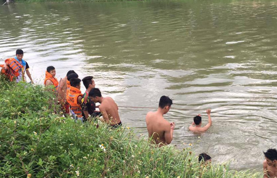 Liên tiếp các vụ đuối nước trong 1 ngày khiến nhiều học sinh tử nạn thương tâm