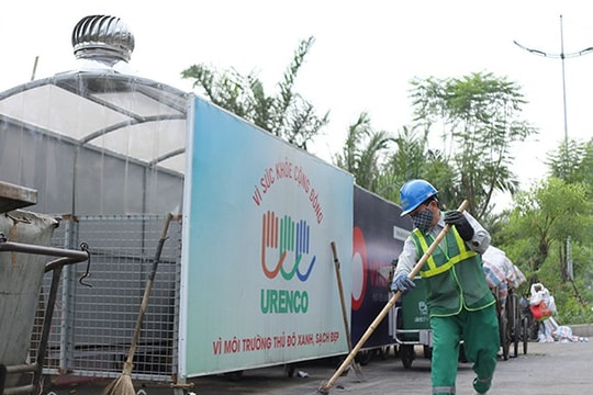 Ảnh, clip: Lắp đặt thí điểm “nhà di động” che mưa nắng cho xe rác ở Hà Nội