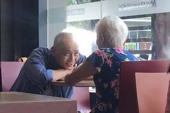 Khoảnh khắc đáng yêu của cụ ông và cụ bà trong quán ăn khiến dân mạng xuýt xoa