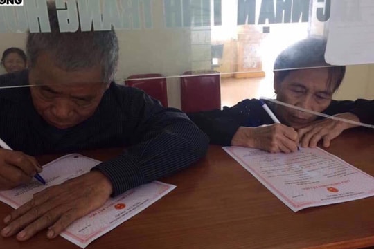 Đôi vợ chồng già đi đăng ký kết hôn sau nửa thế kỉ chung sống gây chú ý MXH