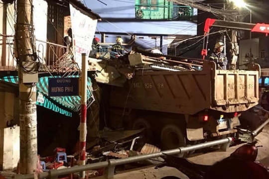 Xe ben tông sập nhà dân, ít nhất 2 người bị thương