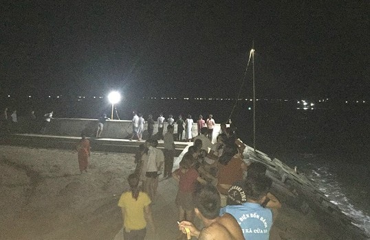 Hàng chục người thức trắng đêm tìm kiếm bé trai 11 tuổi bị đuối nước khi tắm biển