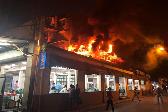 Hà Nội: Cháy lớn ở quán bia Hải Xồm, người dân hốt hoảng tháo chạy