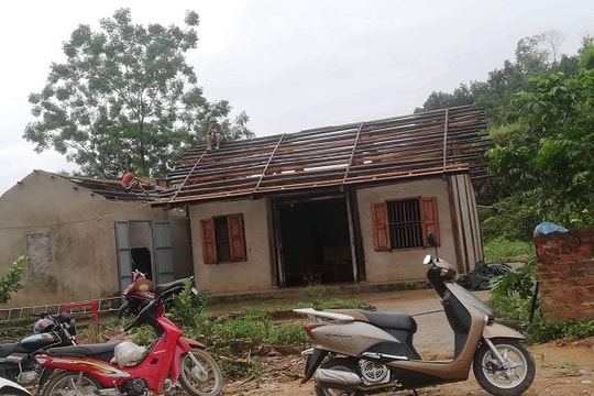 Lào Cai: Hàng chục ngôi nhà tốc mái, 1 người tử vong do mưa lốc