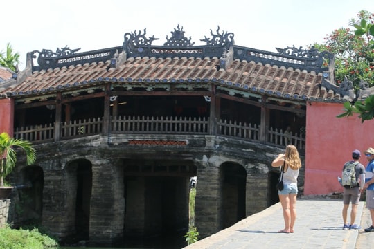 Ảnh: Du khách nín thở khi qua biểu tượng xuyên suốt 4 thế kỷ của phố cổ Hội An
