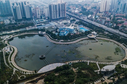 Ảnh: Hồ điều hòa trên đất vàng Hà Nội đen kịt, bốc mùi hôi tanh