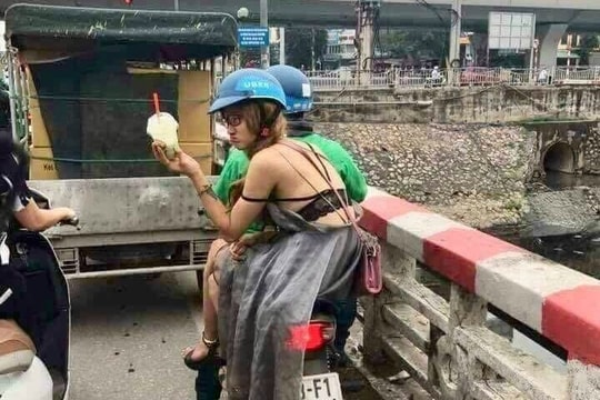 Ăn mặc phản cảm, cô gái còn biểu cảm lạ khiến dân mạng bàn tán