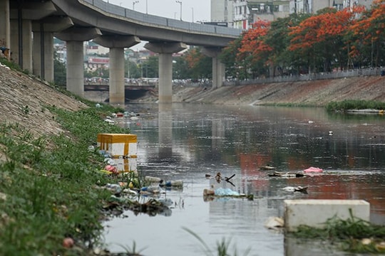 Ảnh: Nhiều đoạn sông Tô Lịch vẫn ô nhiễm, đầy rác thải do ý thức kém của người dân