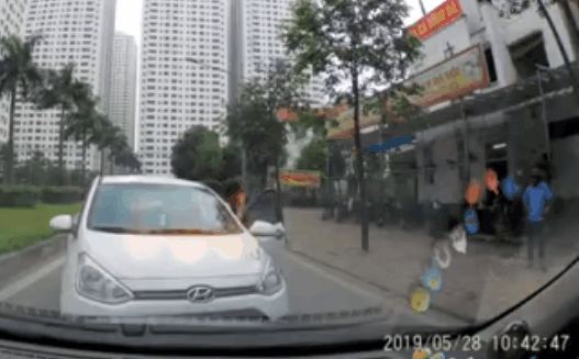 Nữ tài xế đi sai luật nhưng vẫn ngoan cố và thái độ khiến dân tình "la ó"