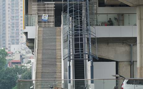 Ảnh: Khung cảnh nhếch nhác tại nhà chờ tuyến đường sắt Cát Linh - Hà Đông