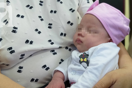 Hà Nội: Bé gái 1 tháng tuổi bị bỏ rơi ở nhà tập thể được trao trả lại cho gia đình