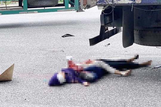 Mẹ và con gái 8 tuổi chết thảm dưới gầm xe tải