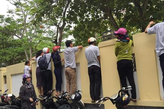 Cay khóe mắt trước hình ảnh phụ huynh bám tường ngóng con đi thi