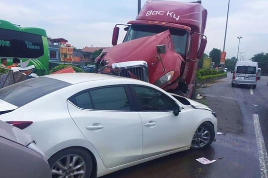 Xe ​container tông liên tiếp 5 ô tô, giao thông ùn tắc nhiều giờ