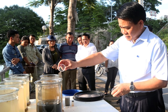 Chủ tịch Hà Nội Nguyễn Đức Chung kiểm tra việc thử nghiệm làm sạch sông Tô Lịch