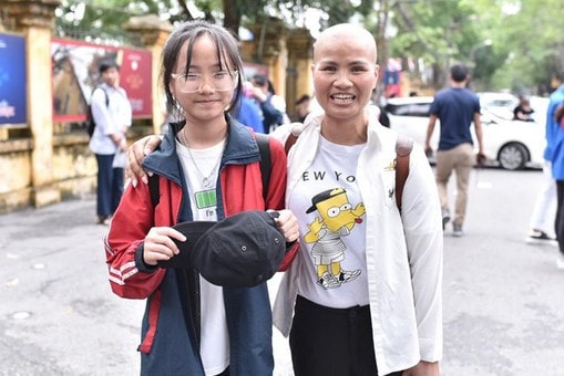 Câu chuyện người mẹ ung thư xin ra viện về nhà đưa con đi thi gây xúc động