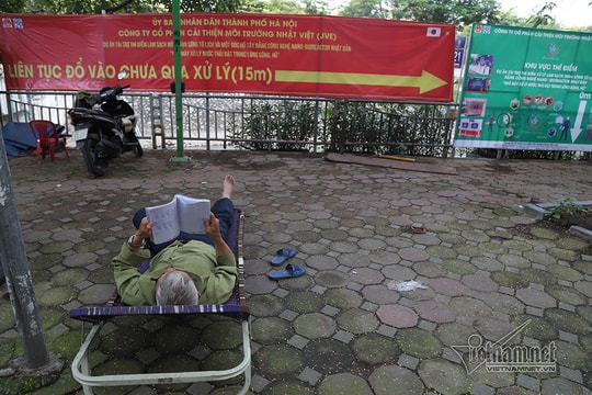 Ảnh: Người dân trải chiếu, ghế gấp ngủ trưa bên bờ sông Tô Lịch