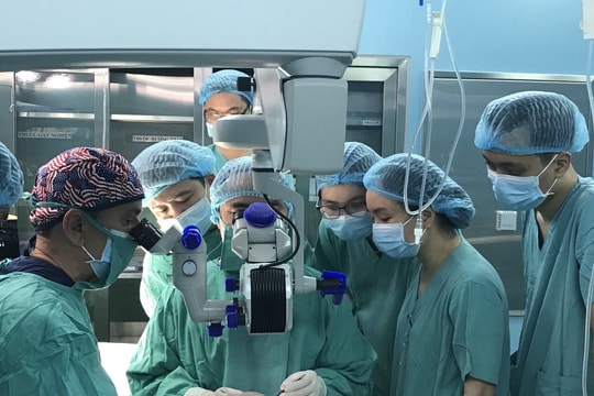 5 bệnh nhân Việt Nam được ghép mạc được vận chuyển từ Mỹ về