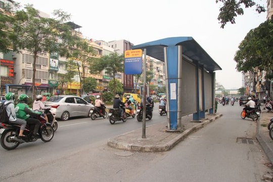 Ảnh: Những trạm dừng xe buýt nằm “hiên ngang” dưới lòng đường Hà Nội