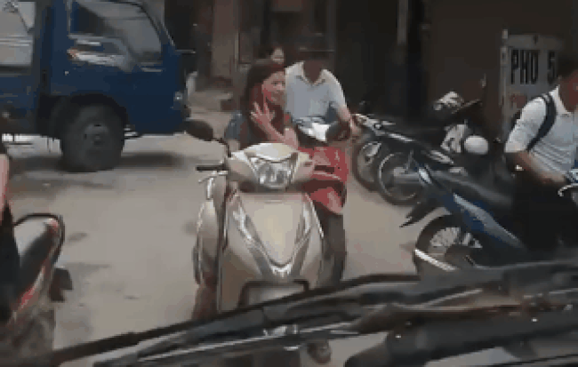 Nữ "ninja" đứng giữa đường nghe điện thoại, mặc dòng xe bị ùn ứ gây bức xúc MXH