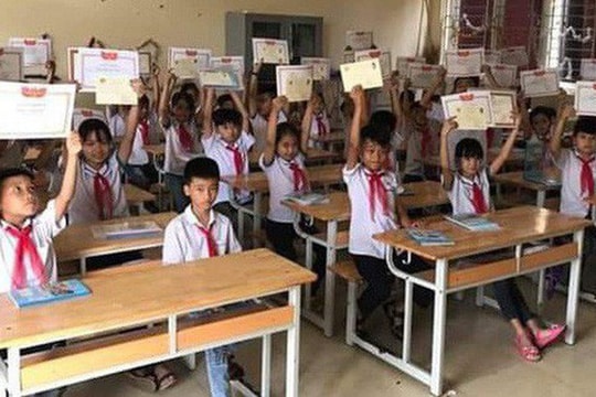 Gương mặt buồn thiu của cậu bé duy nhất không được giấy khen gây tranh cãi