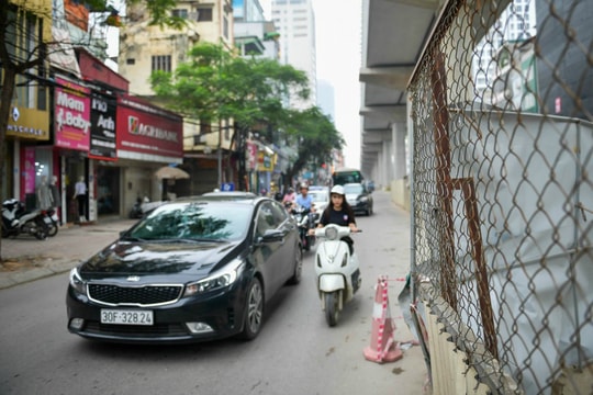 Ảnh: Ớn lạnh với những “lưỡi dao” sắc nhọn dưới chân đường sắt trên cao