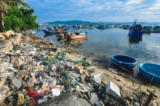 Những bức hình ám ảnh về rác thải nhựa trải dọc bờ biển Việt Nam