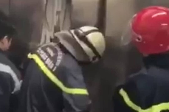 Giải cứu thành công 21 người mắc kẹt trong thang máy cao ốc