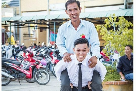 Xúc động trước khoảnh khắc "con cõng cha" trong buổi lễ tri ân cuối năm học