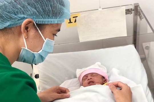 Bé gái sinh non bị mẹ bỏ rơi tại bệnh viện ngay khi chào đời