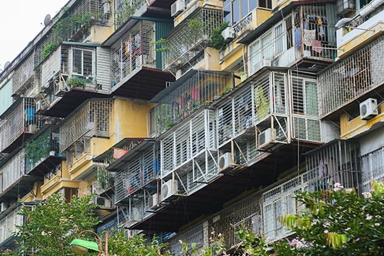 Ảnh: Nhếch nhác "chuồng cọp" bao vây chung cư ở Hà Nội