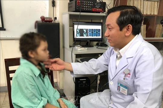 Phẫu thuật khối u khổng lồ ở hốc mũi xâm lấn lên não cho bé gái 10 tuổi