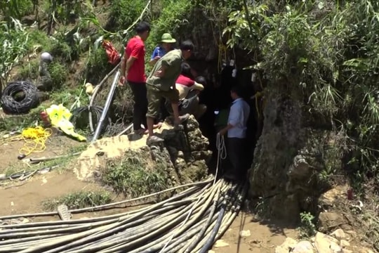 Ảnh: Hiện trường giải cứu nạn nhân bị mắc kẹt 8 ngày trong hang đá ở Lào Cai