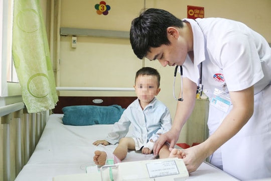 Sau giấc ngủ trưa, bé trai 3 tuổi đột ngột tê liệt 2 chân, khó cử động