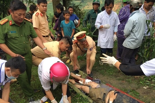 Ô tô 7 chỗ lao xuống vực sâu, 3 người bị thương