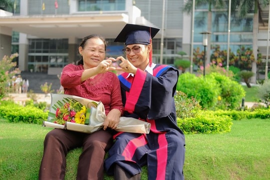 Câu chuyện 8 mới ra được trường của nam sinh trong bức ảnh "gây bão" khiến nhiều người thức tỉnh