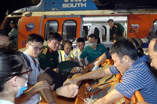 Máy bay xuyên đêm cấp cứu 2 ngư dân gặp nạn từ huyện đảo Trường Sa