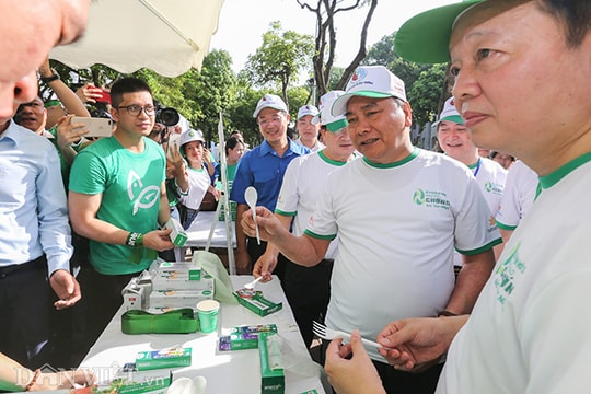 Ảnh: Thủ tướng đích thân xuống phố đi bộ hồ Gươm phát động phong trào chống rác thải nhựa