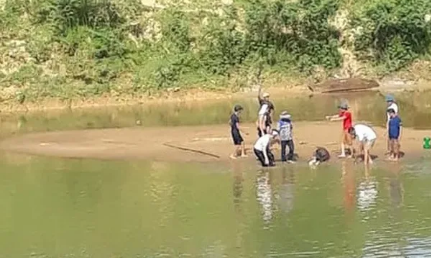 Đi cào hến trên sông, hai cha con bị đuối nước thương tâm