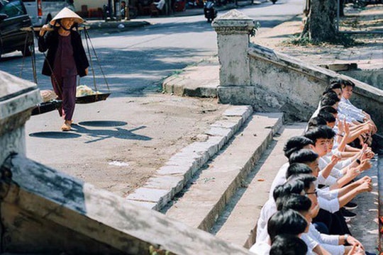 Khoảnh khắc vô tình được ghi lại trong bộ ảnh kỷ yếu khiến người xem chạnh lòng