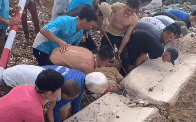 Nghẹt thở xem hàng chục người hợp sức giải cứu nạn nhân bị khối bê tông lớn đè chặt