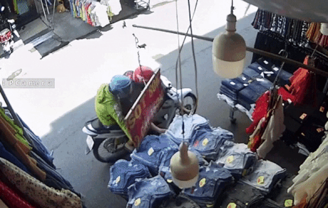 Clip 2 nam thanh niên cướp hàng chục chiếc quần jean trên sạp hàng gây phẫn nộ MXH