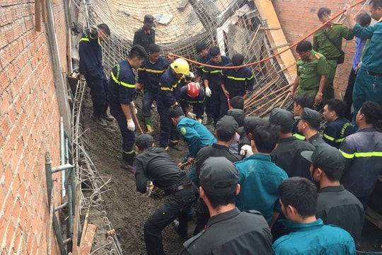 Sập giàn giáo, hai người bị khối bê tông đè thương vong
