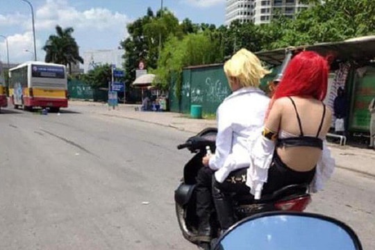 Cô gái ăn mặc thiếu vải đi xe máy giữa thời tiết hơn 40 độ C tại Hà Nội khiến dân tình "hú hồn"