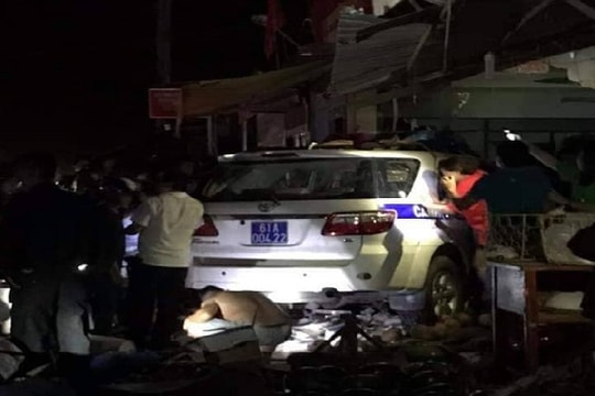 Xe CSGT lao vào nhà dân, 1 người tử vong
