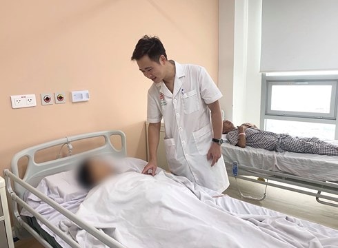 Ăn bún sườn, một phụ nữ bị xương đâm thủng ruột non