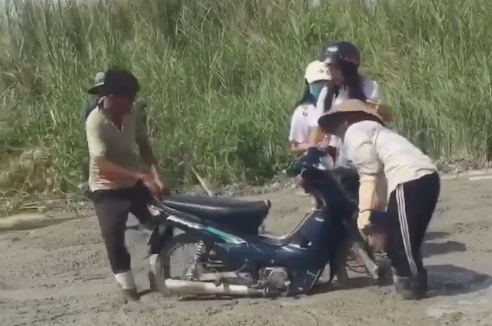 Clip 2 cô gái đi xe máy lao thẳng vào đường đang đổ bê tông gây chú ý MXH